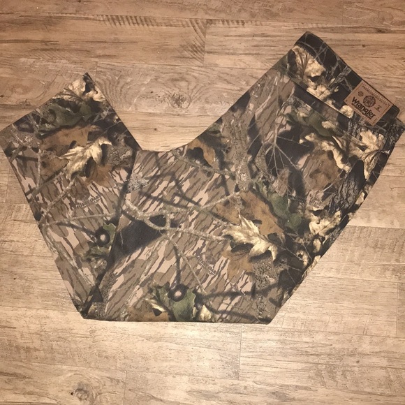 Wrangler camo jeans 40x30 NWOT - Picture 2 of 3